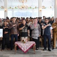 Bupati Kuningan berfoto bersama usai memberikan kompensasi kepada para kusir delman.